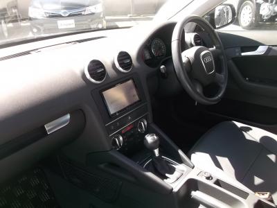 アウディＡ３　新潟中古車　1.4Lターボエンジン　メモリーナビワンセグ
純正16iインチアルミ　ＥＴＣ　
ディスチャージライト　オートエアコン
キーレスエントリー