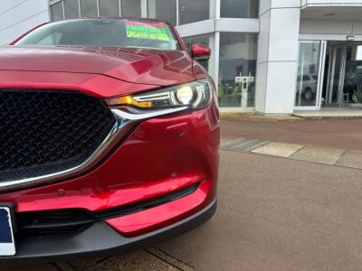 ＣＸ－５　新潟中古車　H29年にﾓﾃﾞﾙﾁｪﾝｼﾞした2代目｡ｱｲﾄﾞﾙSTOP付2.2Lﾃﾞｨｰｾﾞﾙﾀｰﾎﾞｴﾝｼﾞﾝと6速ATを搭載､燃費はJC08ﾓｰﾄﾞ17.2km/L｡装備は★ﾚｰﾀﾞｰﾌﾞﾚｰｷ★ﾚｰﾀﾞｰｸﾙｰｽﾞ★LEDﾍｯﾄﾞﾗｲﾄ★ｷｰﾌﾘｰ&ﾌﾟｯｼｭｽﾀｰﾄ★17ｲﾝﾁｱﾙﾐ他ｵﾌﾟｼｮﾝの★ﾒﾓﾘｰﾅﾋﾞ★ﾌﾙｾｸﾞTVDVDCD★BOSEｻｳﾝﾄﾞ10ｽﾋﾟｰｶｰ★ﾊﾟﾜｰｼｰﾄ&Fｼｰﾄﾋｰﾀｰ★ETCも付いています｡