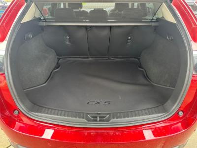 ＣＸ－５　新潟中古車　H29年にﾓﾃﾞﾙﾁｪﾝｼﾞした2代目｡ｱｲﾄﾞﾙSTOP付2.2Lﾃﾞｨｰｾﾞﾙﾀｰﾎﾞｴﾝｼﾞﾝと6速ATを搭載､燃費はJC08ﾓｰﾄﾞ17.2km/L｡装備は★ﾚｰﾀﾞｰﾌﾞﾚｰｷ★ﾚｰﾀﾞｰｸﾙｰｽﾞ★LEDﾍｯﾄﾞﾗｲﾄ★ｷｰﾌﾘｰ&ﾌﾟｯｼｭｽﾀｰﾄ★17ｲﾝﾁｱﾙﾐ他ｵﾌﾟｼｮﾝの★ﾒﾓﾘｰﾅﾋﾞ★ﾌﾙｾｸﾞTVDVDCD★BOSEｻｳﾝﾄﾞ10ｽﾋﾟｰｶｰ★ﾊﾟﾜｰｼｰﾄ&Fｼｰﾄﾋｰﾀｰ★ETCも付いています｡