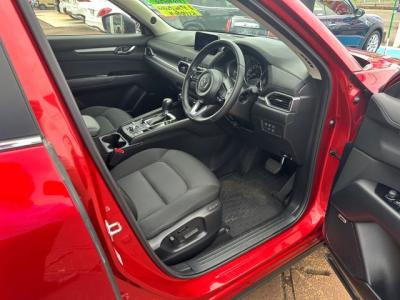 ＣＸ－５　新潟中古車　H29年にﾓﾃﾞﾙﾁｪﾝｼﾞした2代目｡ｱｲﾄﾞﾙSTOP付2.2Lﾃﾞｨｰｾﾞﾙﾀｰﾎﾞｴﾝｼﾞﾝと6速ATを搭載､燃費はJC08ﾓｰﾄﾞ17.2km/L｡装備は★ﾚｰﾀﾞｰﾌﾞﾚｰｷ★ﾚｰﾀﾞｰｸﾙｰｽﾞ★LEDﾍｯﾄﾞﾗｲﾄ★ｷｰﾌﾘｰ&ﾌﾟｯｼｭｽﾀｰﾄ★17ｲﾝﾁｱﾙﾐ他ｵﾌﾟｼｮﾝの★ﾒﾓﾘｰﾅﾋﾞ★ﾌﾙｾｸﾞTVDVDCD★BOSEｻｳﾝﾄﾞ10ｽﾋﾟｰｶｰ★ﾊﾟﾜｰｼｰﾄ&Fｼｰﾄﾋｰﾀｰ★ETCも付いています｡