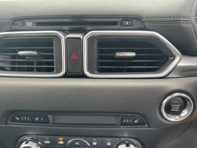 ＣＸ－５　新潟中古車　H29年にﾓﾃﾞﾙﾁｪﾝｼﾞした2代目｡ｱｲﾄﾞﾙSTOP付2.2Lﾃﾞｨｰｾﾞﾙﾀｰﾎﾞｴﾝｼﾞﾝと6速ATを搭載､燃費はJC08ﾓｰﾄﾞ17.2km/L｡装備は★ﾚｰﾀﾞｰﾌﾞﾚｰｷ★ﾚｰﾀﾞｰｸﾙｰｽﾞ★LEDﾍｯﾄﾞﾗｲﾄ★ｷｰﾌﾘｰ&ﾌﾟｯｼｭｽﾀｰﾄ★17ｲﾝﾁｱﾙﾐ他ｵﾌﾟｼｮﾝの★ﾒﾓﾘｰﾅﾋﾞ★ﾌﾙｾｸﾞTVDVDCD★BOSEｻｳﾝﾄﾞ10ｽﾋﾟｰｶｰ★ﾊﾟﾜｰｼｰﾄ&Fｼｰﾄﾋｰﾀｰ★ETCも付いています｡