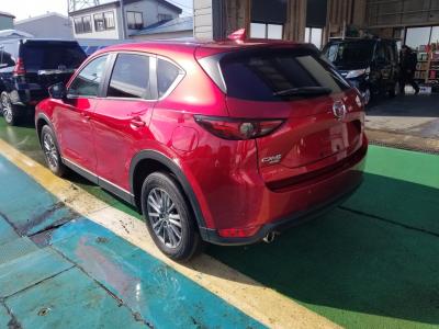 ＣＸ－５　新潟中古車　H29年にﾓﾃﾞﾙﾁｪﾝｼﾞした2代目｡ｱｲﾄﾞﾙSTOP付2.2Lﾃﾞｨｰｾﾞﾙﾀｰﾎﾞｴﾝｼﾞﾝと6速ATを搭載､燃費はJC08ﾓｰﾄﾞ17.2km/L｡装備は★ﾚｰﾀﾞｰﾌﾞﾚｰｷ★ﾚｰﾀﾞｰｸﾙｰｽﾞ★LEDﾍｯﾄﾞﾗｲﾄ★ｷｰﾌﾘｰ&ﾌﾟｯｼｭｽﾀｰﾄ★17ｲﾝﾁｱﾙﾐ他ｵﾌﾟｼｮﾝの★ﾒﾓﾘｰﾅﾋﾞ★ﾌﾙｾｸﾞTVDVDCD★BOSEｻｳﾝﾄﾞ10ｽﾋﾟｰｶｰ★ﾊﾟﾜｰｼｰﾄ&Fｼｰﾄﾋｰﾀｰ★ETCも付いています｡