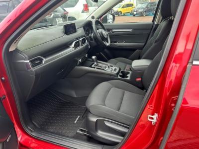 ＣＸ－５　新潟中古車　H29年にﾓﾃﾞﾙﾁｪﾝｼﾞした2代目｡ｱｲﾄﾞﾙSTOP付2.2Lﾃﾞｨｰｾﾞﾙﾀｰﾎﾞｴﾝｼﾞﾝと6速ATを搭載､燃費はJC08ﾓｰﾄﾞ17.2km/L｡装備は★ﾚｰﾀﾞｰﾌﾞﾚｰｷ★ﾚｰﾀﾞｰｸﾙｰｽﾞ★LEDﾍｯﾄﾞﾗｲﾄ★ｷｰﾌﾘｰ&ﾌﾟｯｼｭｽﾀｰﾄ★17ｲﾝﾁｱﾙﾐ他ｵﾌﾟｼｮﾝの★ﾒﾓﾘｰﾅﾋﾞ★ﾌﾙｾｸﾞTVDVDCD★BOSEｻｳﾝﾄﾞ10ｽﾋﾟｰｶｰ★ﾊﾟﾜｰｼｰﾄ&Fｼｰﾄﾋｰﾀｰ★ETCも付いています｡