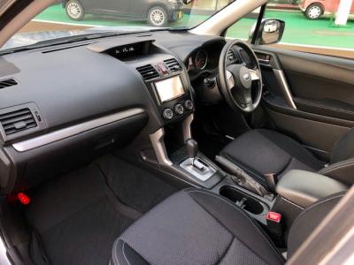 フォレスター　新潟中古車　4代目のﾌｫﾚｽﾀｰは4WDとVDCを統合制御し悪路走破性を高める新制御ｼｽﾃﾑで燃費は14.4
㎞/L！。装備内容は★ｵｰﾄｴｱｺﾝ★ﾒﾓﾘｰﾅﾋﾞTV★ETC★社外17ｲﾝﾁｱﾙﾐ★ｷｰﾚｱｽｴﾝﾄﾘｰ★横滑り防止装置なども付いています!