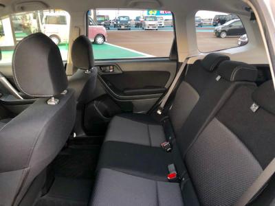 フォレスター　新潟中古車　4代目のﾌｫﾚｽﾀｰは4WDとVDCを統合制御し悪路走破性を高める新制御ｼｽﾃﾑで燃費は14.4
㎞/L！。装備内容は★ｵｰﾄｴｱｺﾝ★ﾒﾓﾘｰﾅﾋﾞTV★ETC★社外17ｲﾝﾁｱﾙﾐ★ｷｰﾚｱｽｴﾝﾄﾘｰ★横滑り防止装置なども付いています!