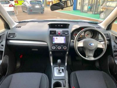 フォレスター　新潟中古車　4代目のﾌｫﾚｽﾀｰは4WDとVDCを統合制御し悪路走破性を高める新制御ｼｽﾃﾑで燃費は14.4
㎞/L！。装備内容は★ｵｰﾄｴｱｺﾝ★ﾒﾓﾘｰﾅﾋﾞTV★ETC★社外17ｲﾝﾁｱﾙﾐ★ｷｰﾚｱｽｴﾝﾄﾘｰ★横滑り防止装置なども付いています!