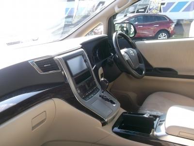 アルファードハイブリッド　新潟中古車　後期型に出たﾊｲﾌﾞﾘｯﾄﾞ｡前後に2つのﾓｰﾀｰを持ち､CVT&4WDで燃費は17.0km/L｡★ｵｯﾄﾏﾝ付2ndｼｰﾄの7人乗り｡★ｷｰﾌﾘｰ&ﾌﾟｯｼｭｽﾀｰﾀｰ★ﾃﾞｨｽﾁｬｰｼﾞ&ﾌｫｸﾞ★ﾊﾟﾜｰｽﾗｲﾄﾞﾄﾞｱ★16ｲﾝﾁｱﾙﾐ★ｸﾙｰｽﾞC★ｺｰﾅｰｾﾝｻｰ★ﾅﾉｲｰ付ｵｰﾄAC､更にｵﾌﾟｼｮﾝの★ﾒﾓﾘｰﾅﾋﾞﾌﾙｾｸﾞTVなどが付いています!