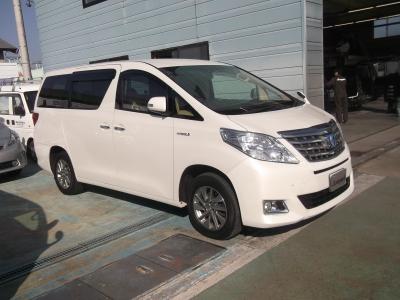 アルファードハイブリッド　新潟中古車　後期型に出たﾊｲﾌﾞﾘｯﾄﾞ｡前後に2つのﾓｰﾀｰを持ち､CVT&4WDで燃費は17.0km/L｡★ｵｯﾄﾏﾝ付2ndｼｰﾄの7人乗り｡★ｷｰﾌﾘｰ&ﾌﾟｯｼｭｽﾀｰﾀｰ★ﾃﾞｨｽﾁｬｰｼﾞ&ﾌｫｸﾞ★ﾊﾟﾜｰｽﾗｲﾄﾞﾄﾞｱ★16ｲﾝﾁｱﾙﾐ★ｸﾙｰｽﾞC★ｺｰﾅｰｾﾝｻｰ★ﾅﾉｲｰ付ｵｰﾄAC､更にｵﾌﾟｼｮﾝの★ﾒﾓﾘｰﾅﾋﾞﾌﾙｾｸﾞTVなどが付いています!